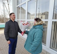 "Сегодня женщинам цветы за сыновей - защитников страны!"